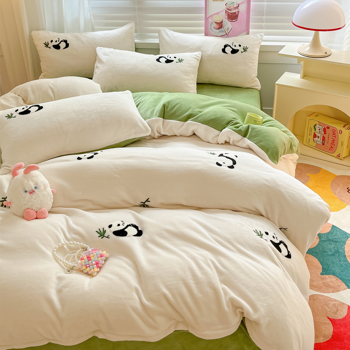 91家纺网 家纺一手货源 找家纺 丽涵家纺 2025秋冬新品210克牛奶绒毛巾绣四件套卡通绣花学生床笠三件套 呆萌熊猫-绒白
