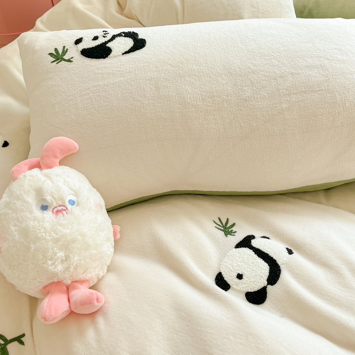 91家纺网 家纺一手货源 找家纺 丽涵家纺 2025秋冬新品210克牛奶绒毛巾绣四件套卡通绣花学生床笠三件套 呆萌熊猫-绒白