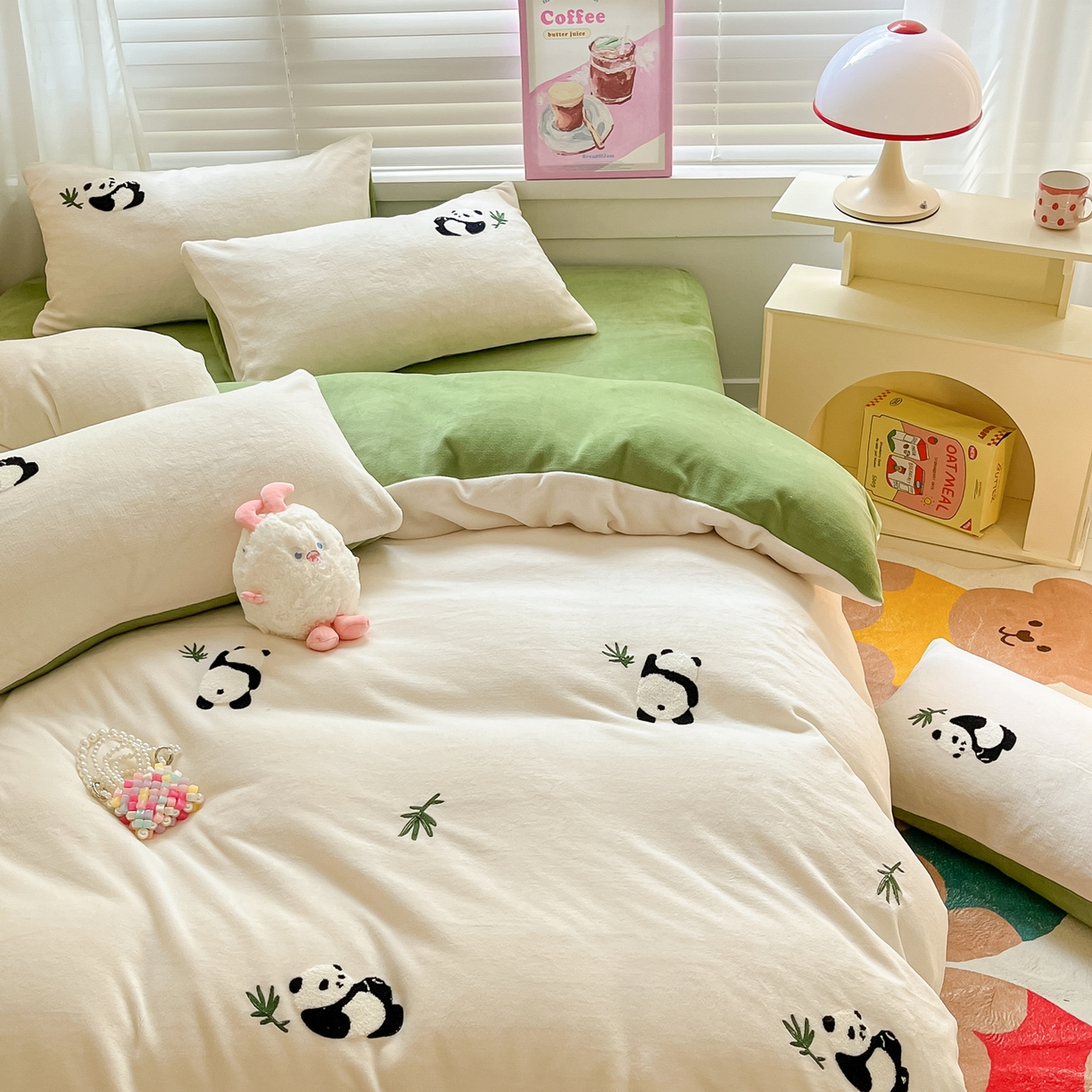 91家纺网 家纺一手货源 找家纺 丽涵家纺 2025秋冬新品210克牛奶绒毛巾绣四件套卡通绣花学生床笠三件套 呆萌熊猫-绒白