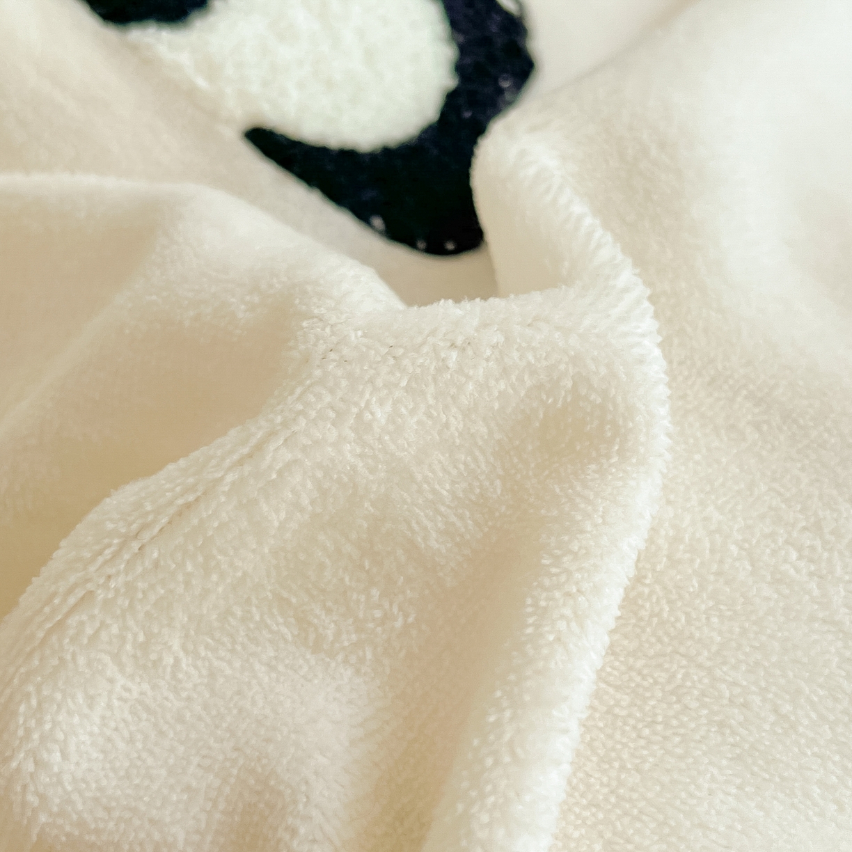 91家纺网 家纺一手货源 找家纺 丽涵家纺 2025秋冬新品210克牛奶绒毛巾绣四件套卡通绣花学生床笠三件套 呆萌熊猫-绒白