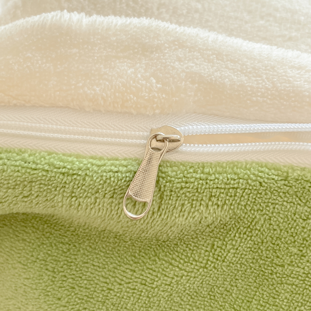 91家纺网 家纺一手货源 找家纺 丽涵家纺 2025秋冬新品210克牛奶绒毛巾绣四件套卡通绣花学生床笠三件套 呆萌熊猫-绒白