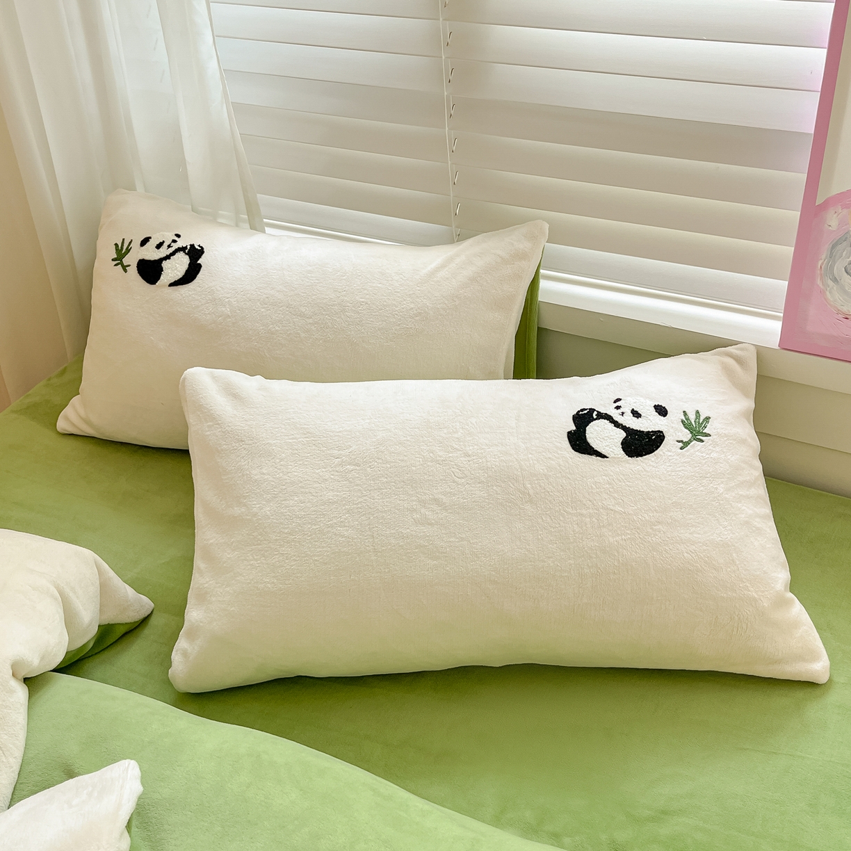 91家纺网 家纺一手货源 找家纺 丽涵家纺 2025秋冬新品210克牛奶绒毛巾绣四件套卡通绣花学生床笠三件套 呆萌熊猫-绒白