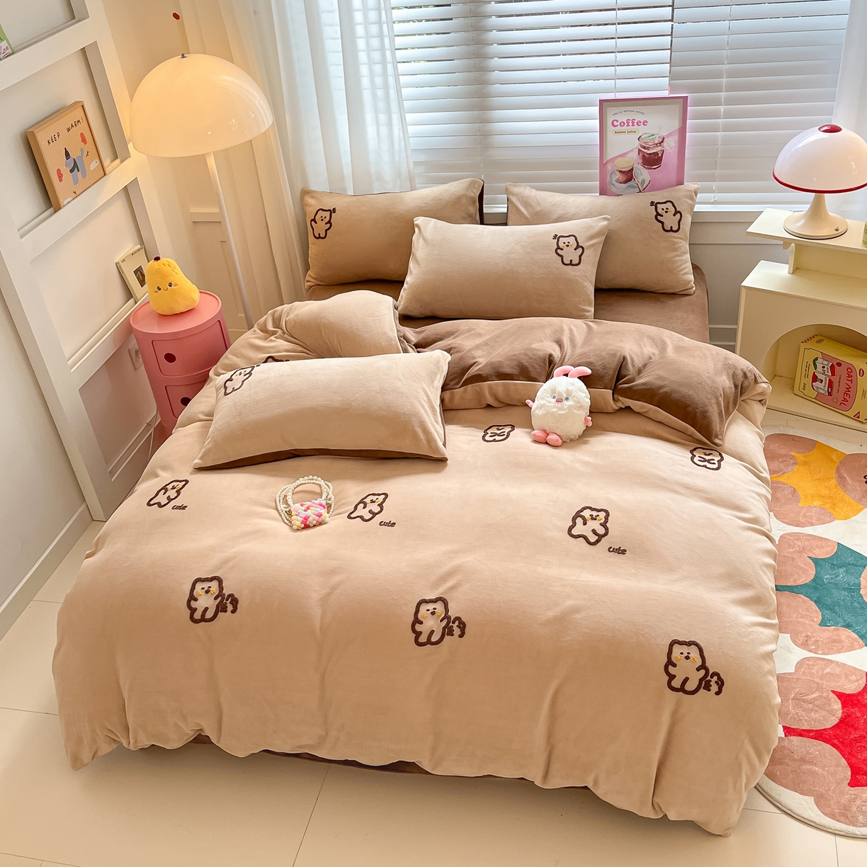 91家纺网 家纺一手货源 找家纺 丽涵家纺 2025秋冬新品210克牛奶绒毛巾绣四件套卡通绣花学生床笠三件套 多多熊-绒杏