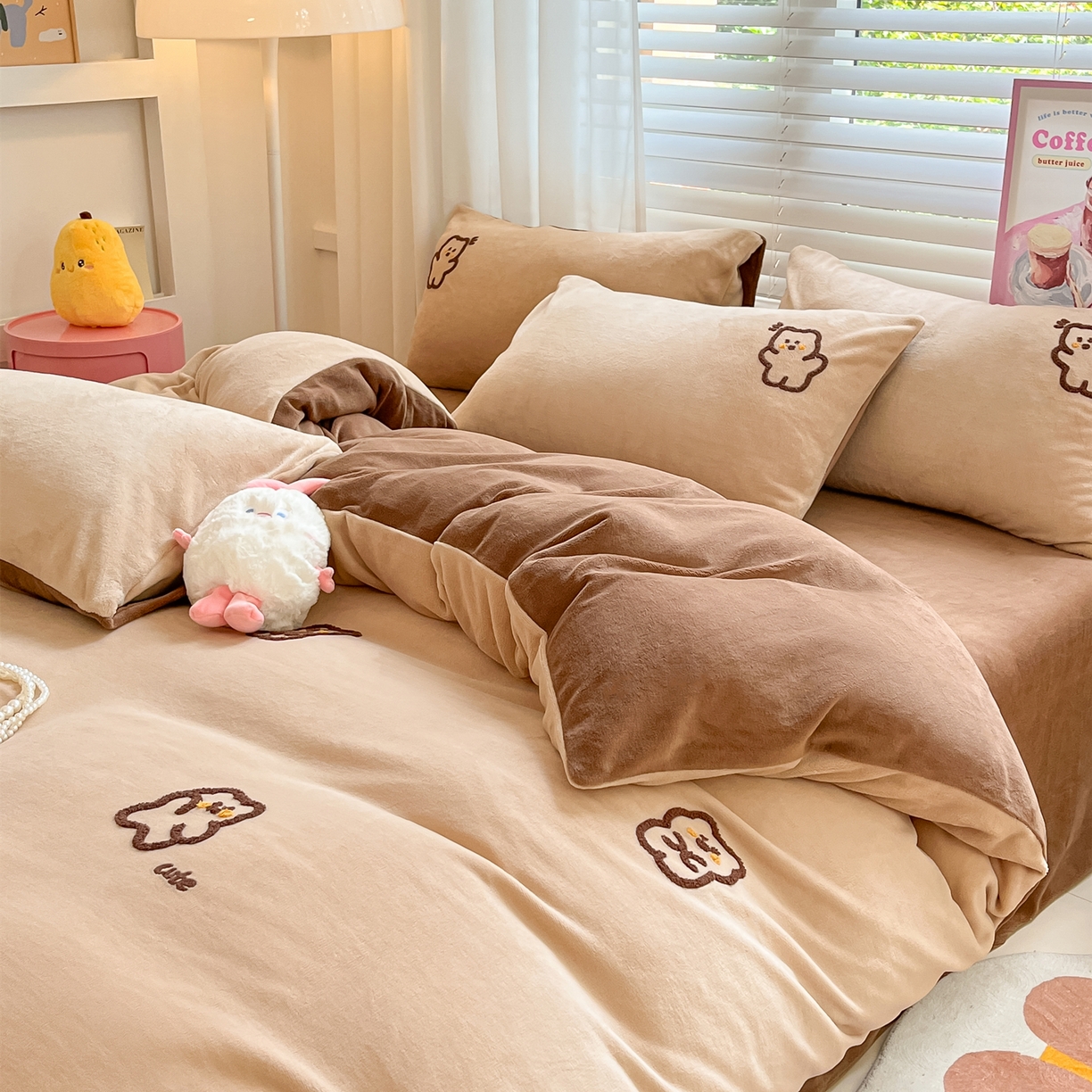 91家纺网 家纺一手货源 找家纺 丽涵家纺 2025秋冬新品210克牛奶绒毛巾绣四件套卡通绣花学生床笠三件套 多多熊-绒杏