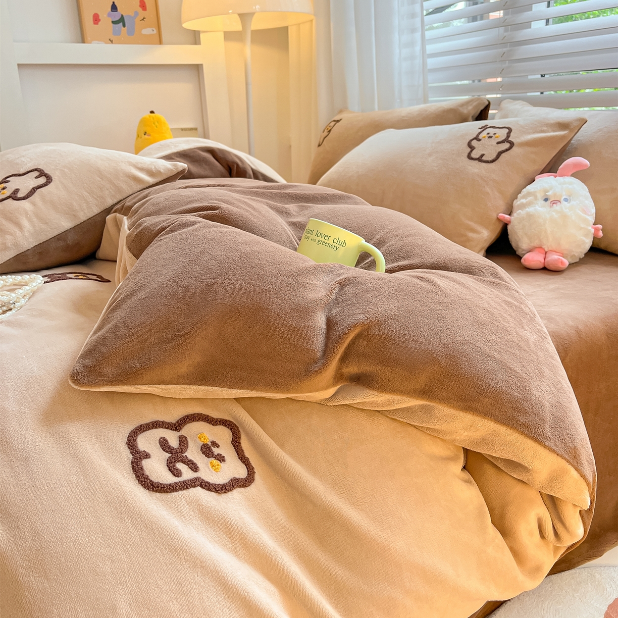 91家纺网 家纺一手货源 找家纺 丽涵家纺 2025秋冬新品210克牛奶绒毛巾绣四件套卡通绣花学生床笠三件套 多多熊-绒杏