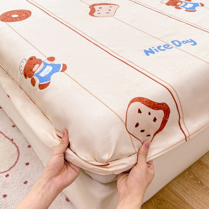 91家纺网 家纺一手货源 找家纺 红日子 2025新款生态斜纹植物羊绒单床笠磨毛床笠三件套 饼干小熊