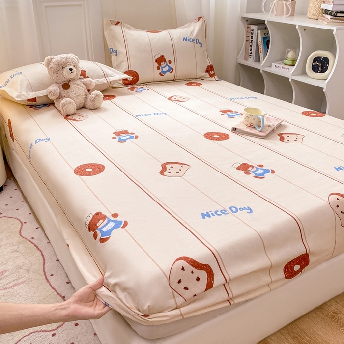 91家纺网 家纺一手货源 找家纺 红日子 2025新款生态斜纹植物羊绒单床笠磨毛床笠三件套 饼干小熊