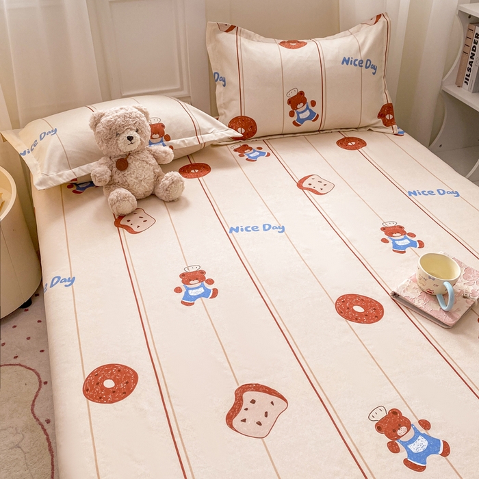 91家纺网 家纺一手货源 找家纺 红日子 2025新款生态斜纹植物羊绒单床笠磨毛床笠三件套 饼干小熊