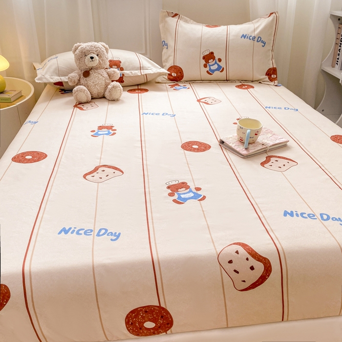 91家纺网 家纺一手货源 找家纺 红日子 2025新款生态斜纹植物羊绒单床笠磨毛床笠三件套 饼干小熊