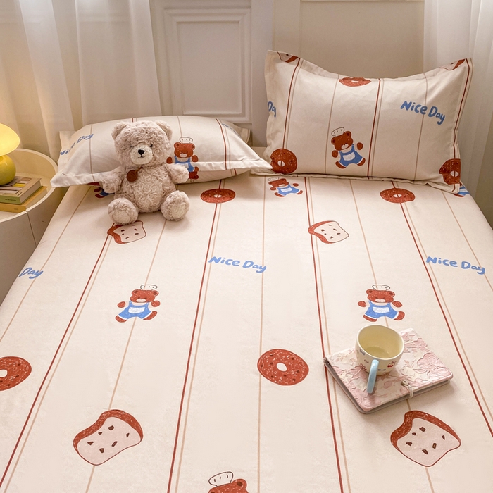 91家纺网 家纺一手货源 找家纺 红日子 2025新款生态斜纹植物羊绒单床笠磨毛床笠三件套 饼干小熊