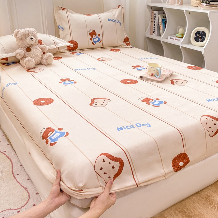 91家纺网 家纺一手货源 找家纺 红日子 2025新款生态斜纹植物羊绒单床笠磨毛床笠三件套 饼干小熊