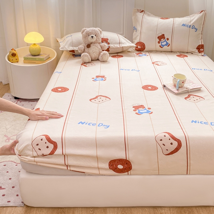 91家纺网 家纺一手货源 找家纺 红日子 2025新款生态斜纹植物羊绒单床笠磨毛床笠三件套 饼干小熊