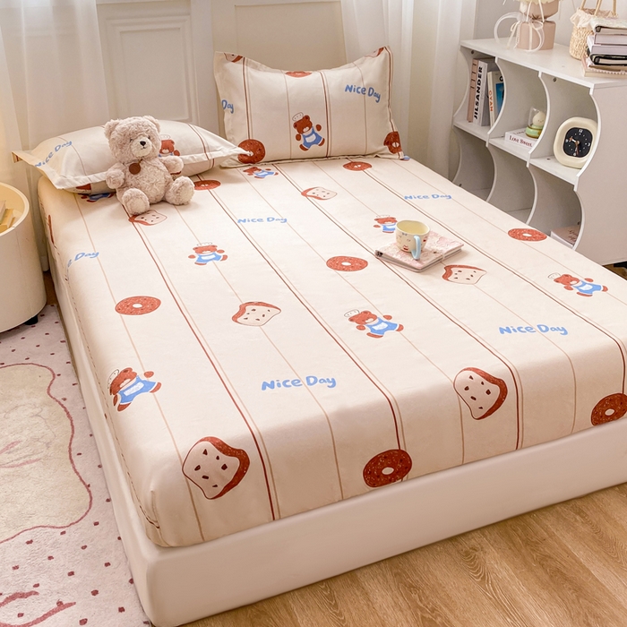 91家纺网 家纺一手货源 找家纺 红日子 2025新款生态斜纹植物羊绒单床笠磨毛床笠三件套 饼干小熊