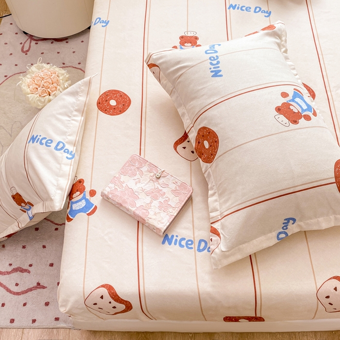 91家纺网 家纺一手货源 找家纺 红日子 2025新款生态斜纹植物羊绒单床笠磨毛床笠三件套 饼干小熊