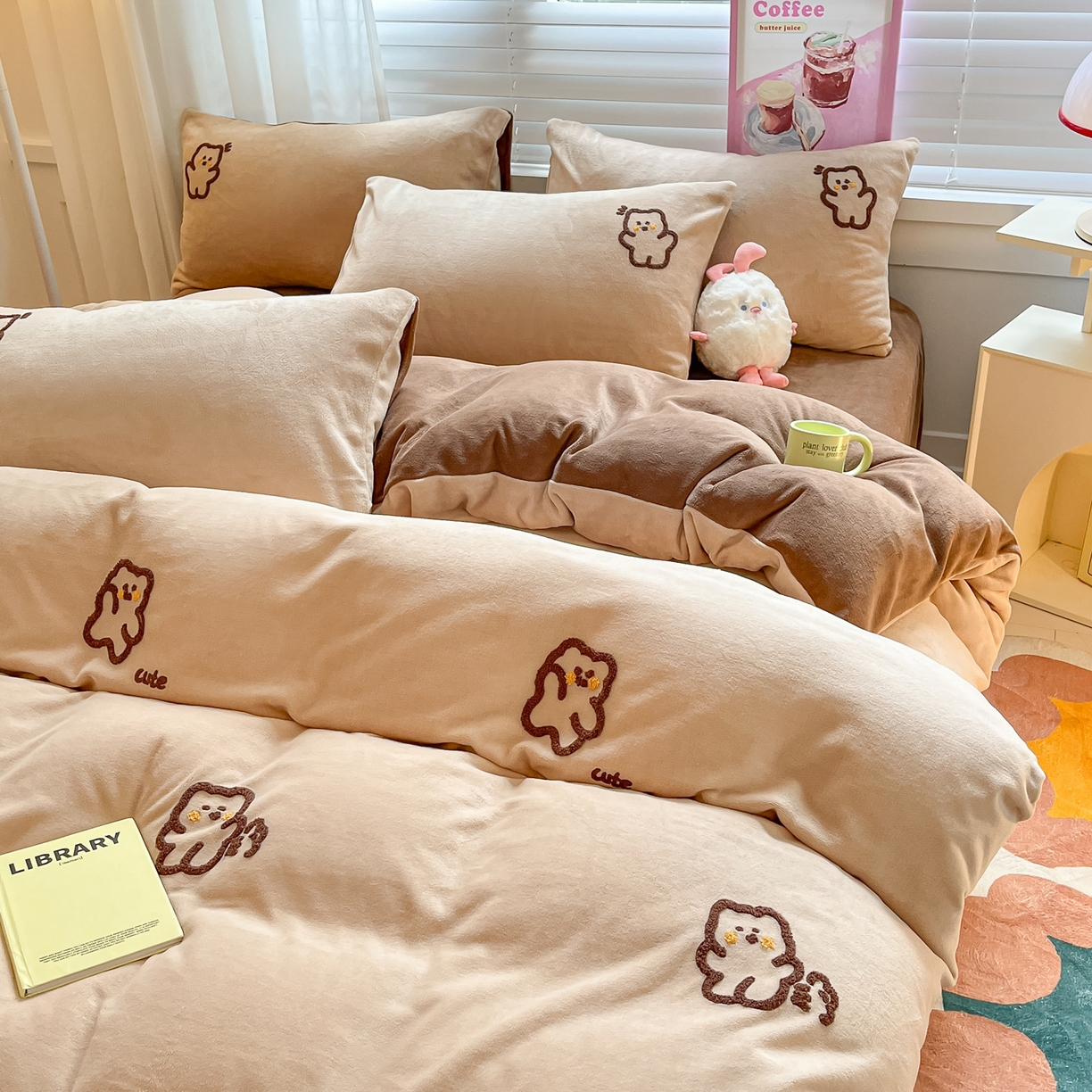 91家纺网 家纺一手货源 找家纺 丽涵家纺 2025秋冬新品210克牛奶绒毛巾绣四件套卡通绣花学生床笠三件套 多多熊-绒杏