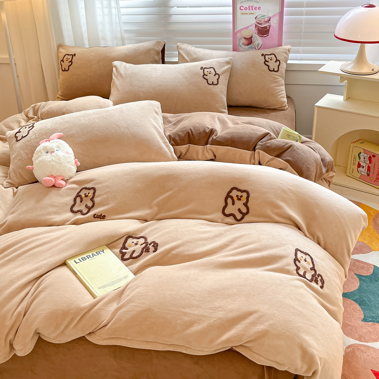91家纺网 家纺一手货源 找家纺 丽涵家纺 2025秋冬新品210克牛奶绒毛巾绣四件套卡通绣花学生床笠三件套 多多熊-绒杏