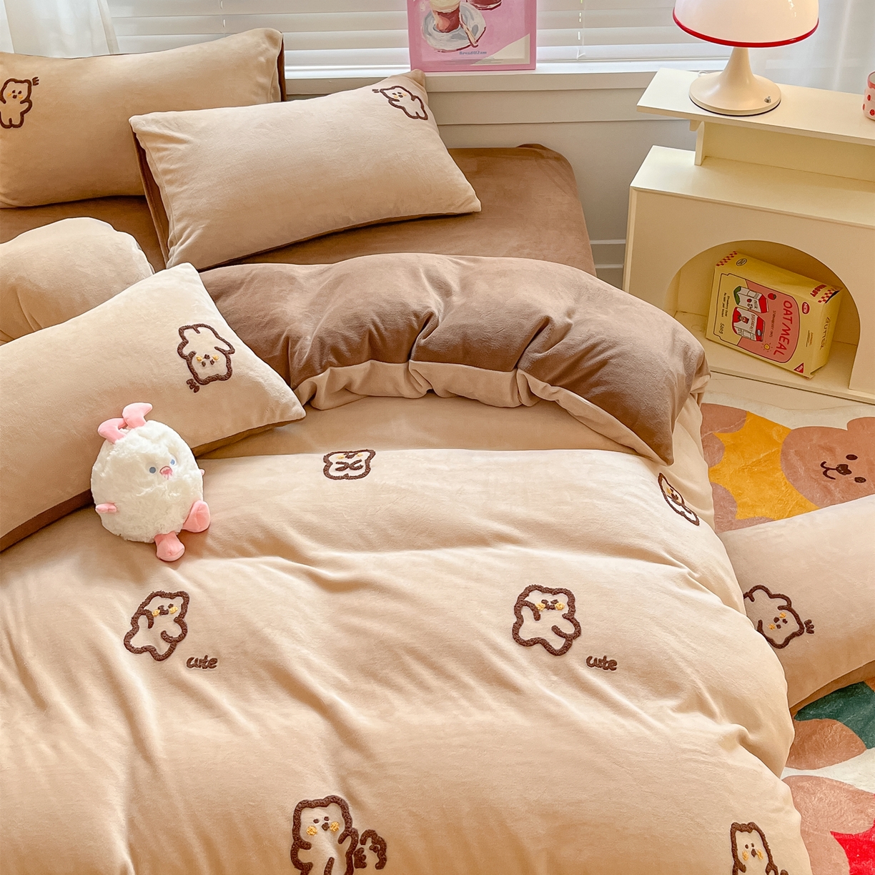 91家纺网 家纺一手货源 找家纺 丽涵家纺 2025秋冬新品210克牛奶绒毛巾绣四件套卡通绣花学生床笠三件套 多多熊-绒杏