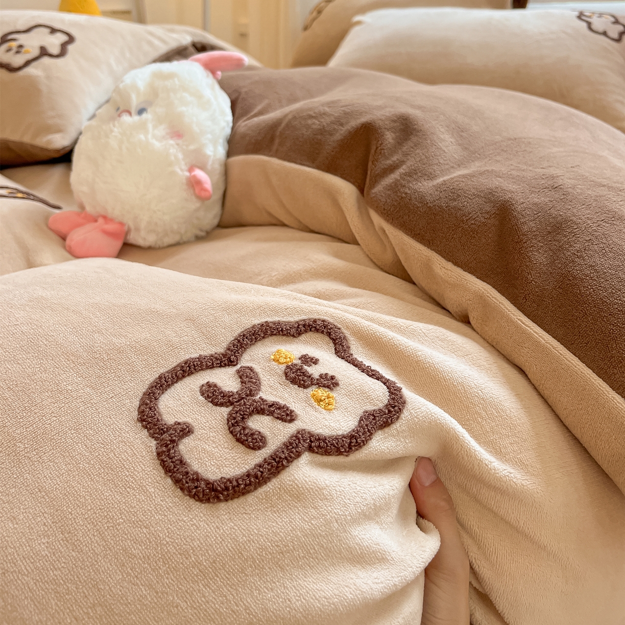 91家纺网 家纺一手货源 找家纺 丽涵家纺 2025秋冬新品210克牛奶绒毛巾绣四件套卡通绣花学生床笠三件套 多多熊-绒杏