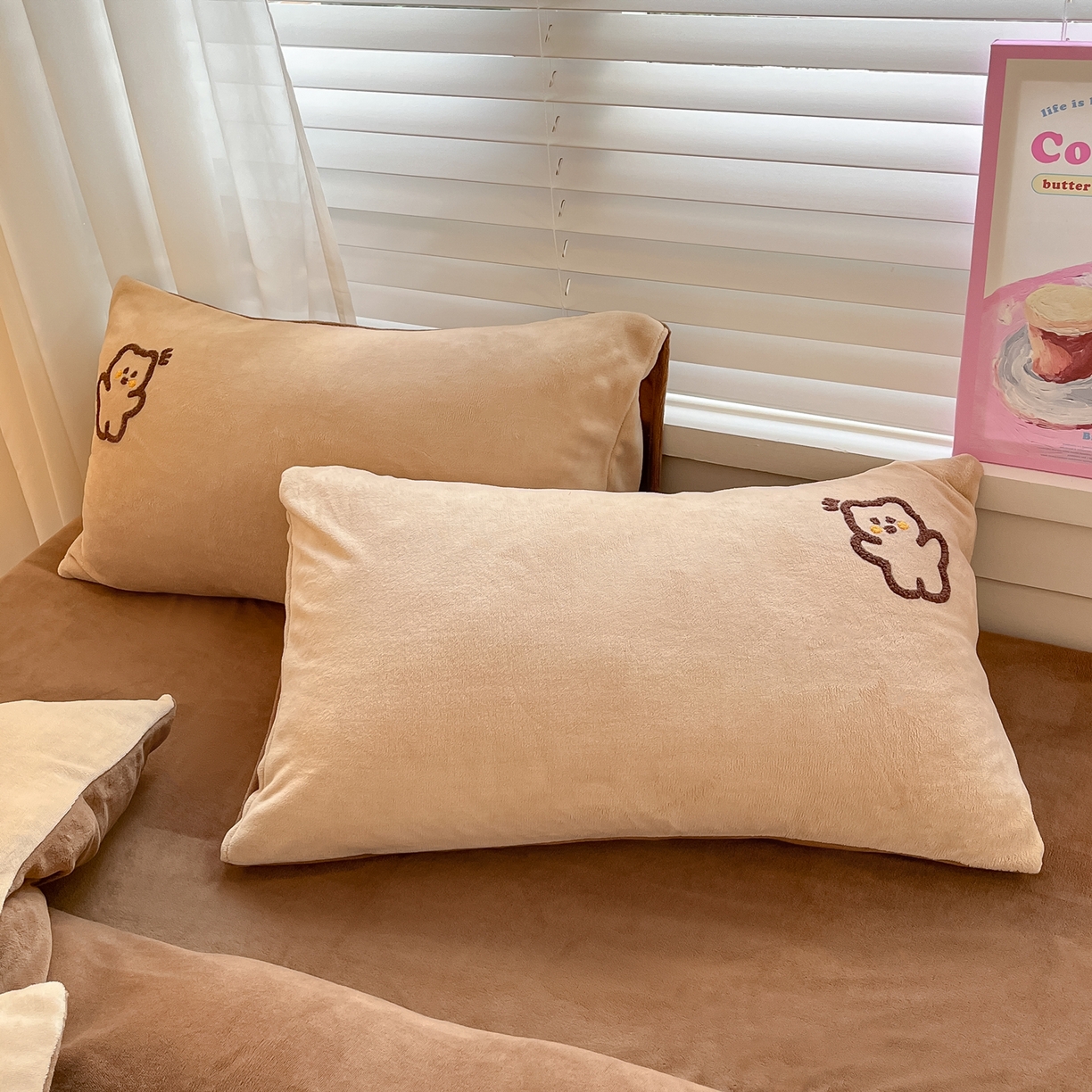 91家纺网 家纺一手货源 找家纺 丽涵家纺 2025秋冬新品210克牛奶绒毛巾绣四件套卡通绣花学生床笠三件套 多多熊-绒杏