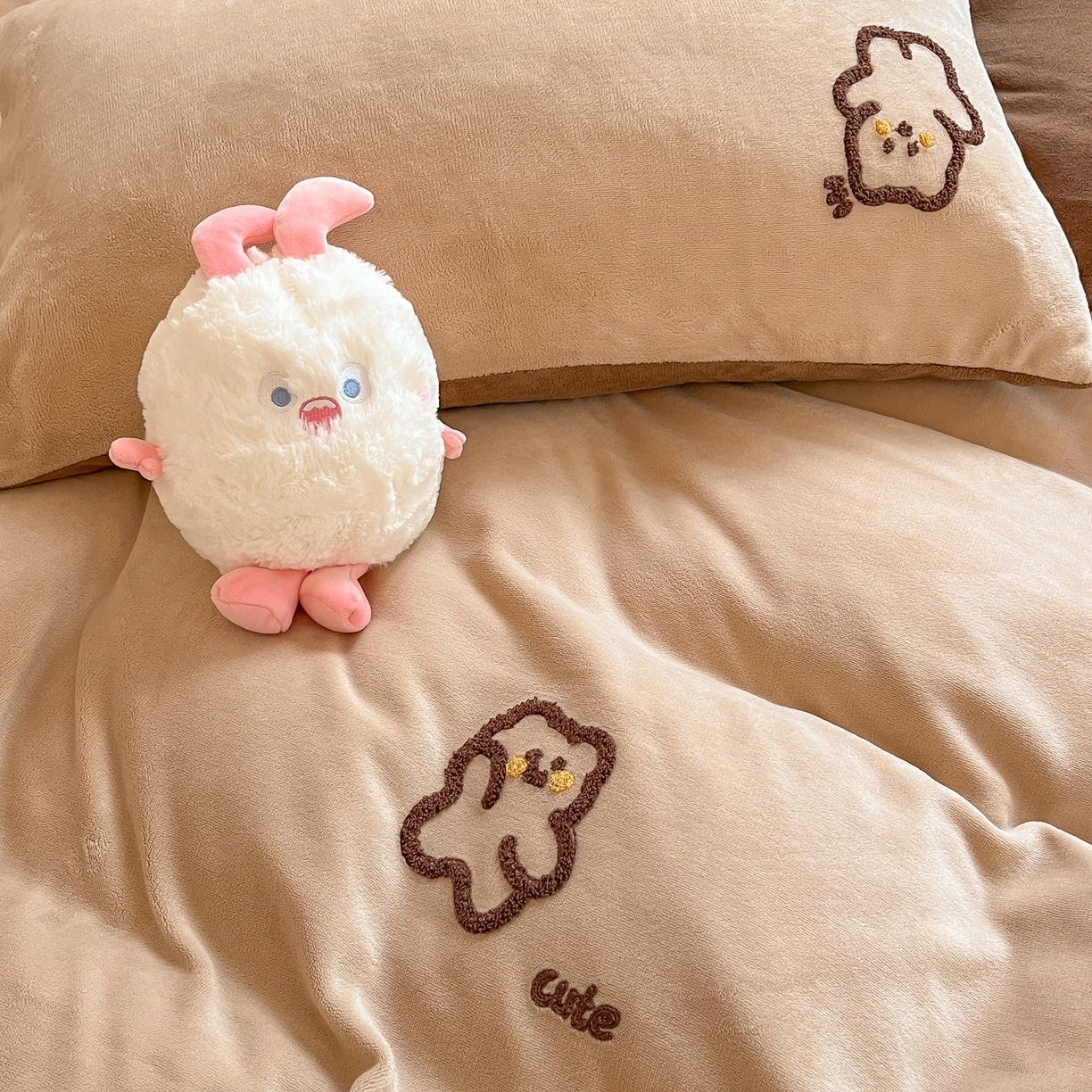 91家纺网 家纺一手货源 找家纺 丽涵家纺 2025秋冬新品210克牛奶绒毛巾绣四件套卡通绣花学生床笠三件套 多多熊-绒杏