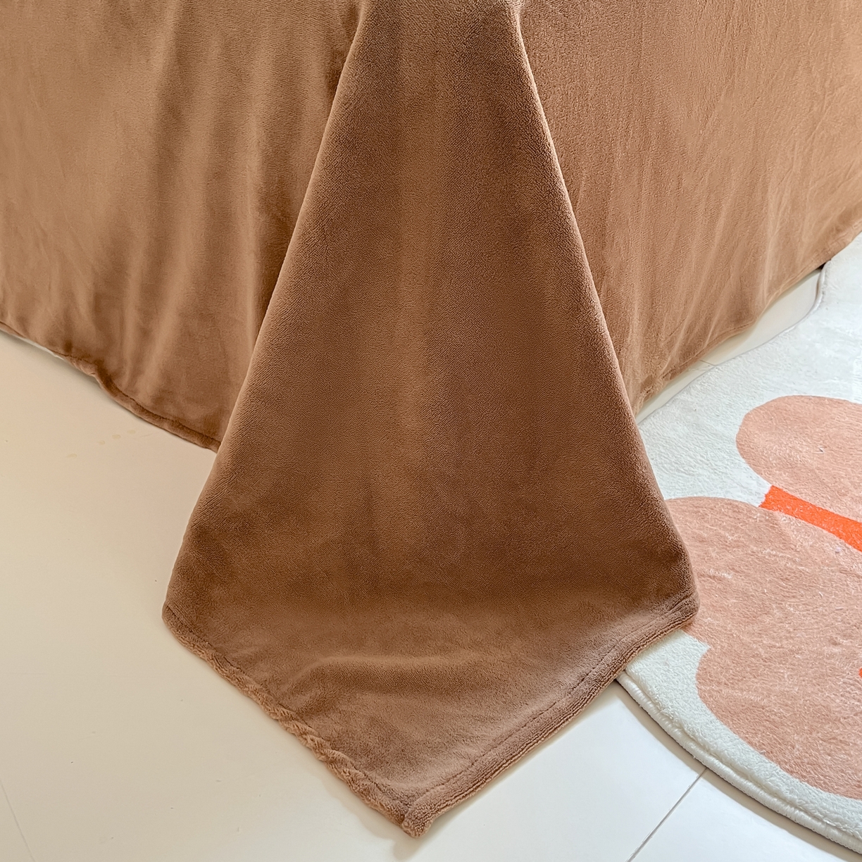 91家纺网 家纺一手货源 找家纺 丽涵家纺 2025秋冬新品210克牛奶绒毛巾绣四件套卡通绣花学生床笠三件套 多多熊-绒杏