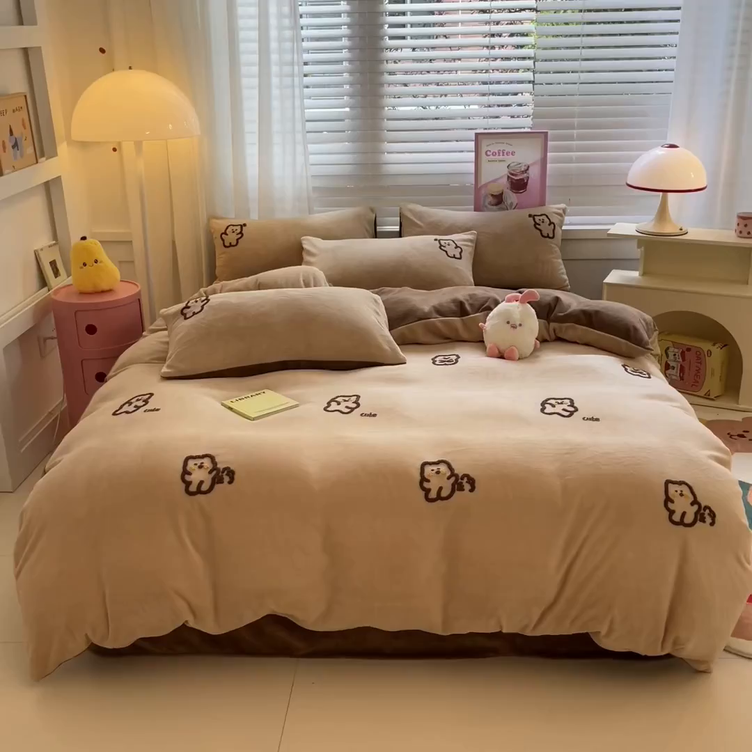 91家纺网 家纺一手货源 找家纺 丽涵家纺 2025秋冬新品210克牛奶绒毛巾绣四件套卡通绣花学生床笠三件套 多多熊-绒杏