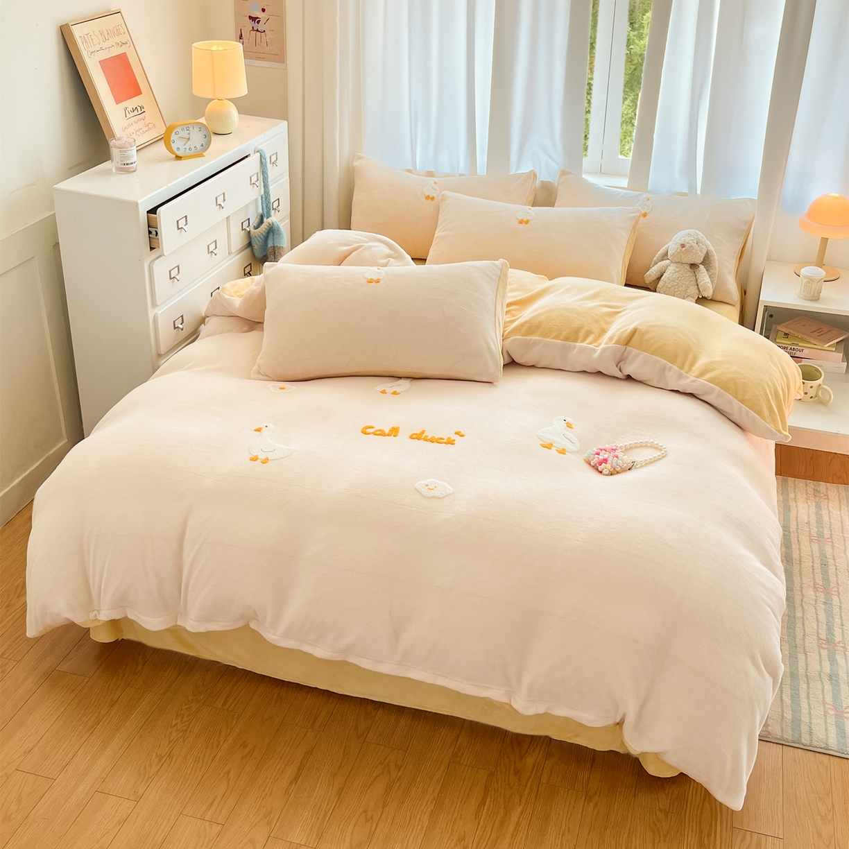 91家纺网 家纺一手货源 找家纺 丽涵家纺 2025秋冬新品210克牛奶绒毛巾绣四件套卡通绣花学生床笠三件套 柯尔鸭