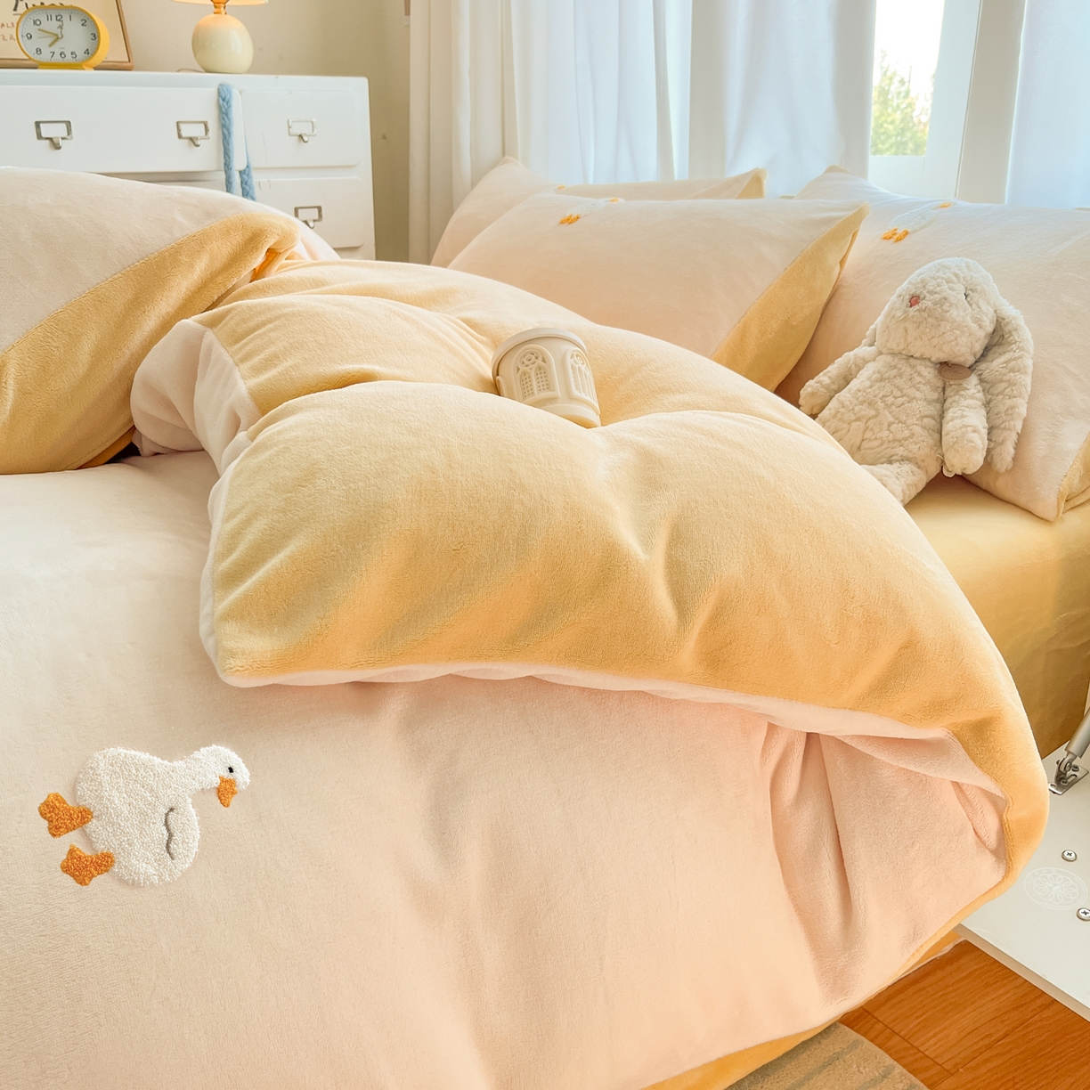 91家纺网 家纺一手货源 找家纺 丽涵家纺 2025秋冬新品210克牛奶绒毛巾绣四件套卡通绣花学生床笠三件套 柯尔鸭