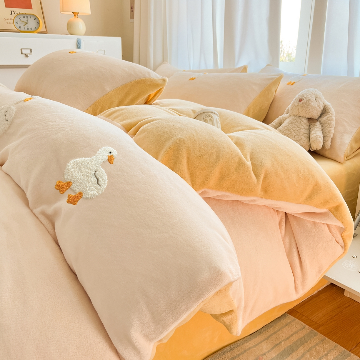 91家纺网 家纺一手货源 找家纺 丽涵家纺 2025秋冬新品210克牛奶绒毛巾绣四件套卡通绣花学生床笠三件套 柯尔鸭