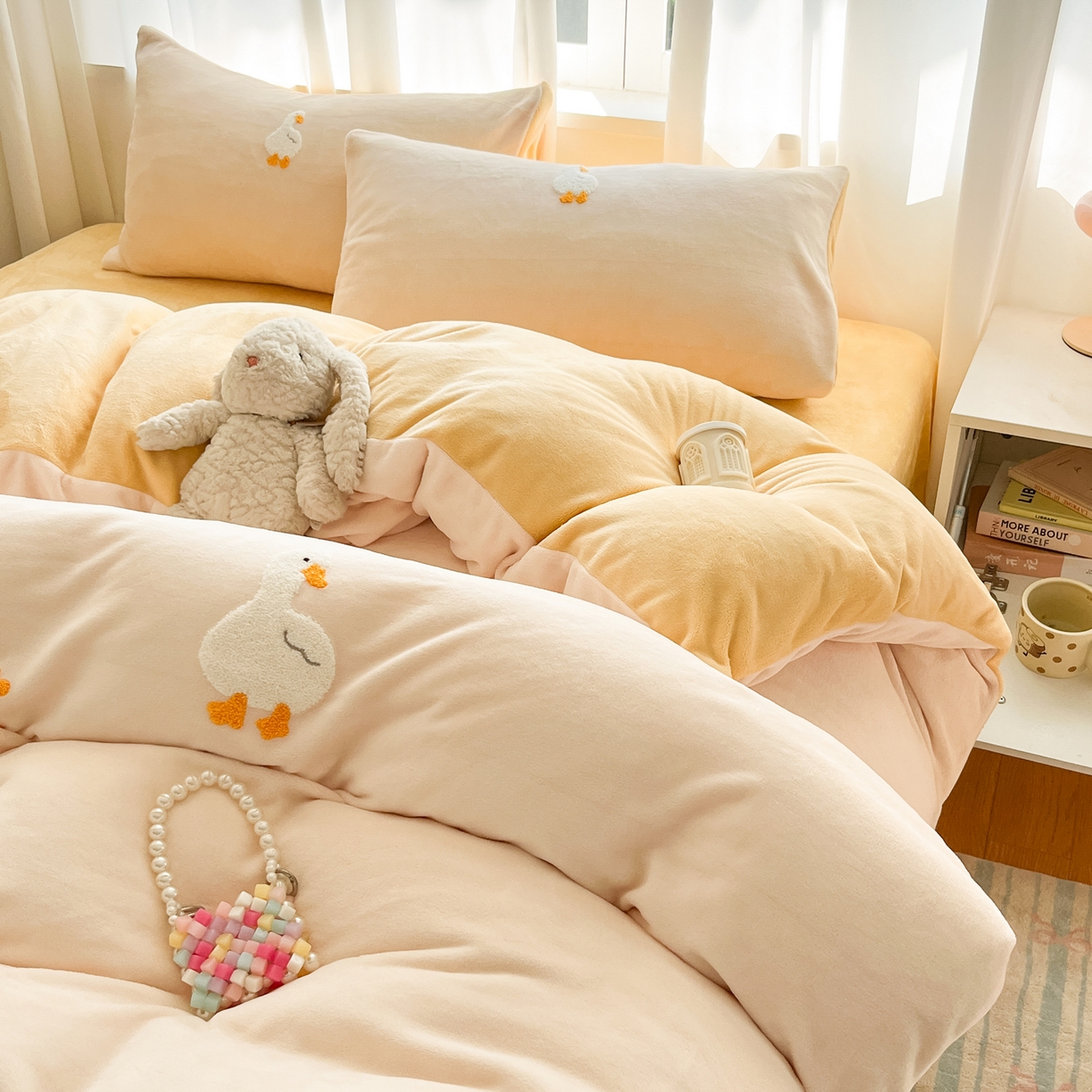 91家纺网 家纺一手货源 找家纺 丽涵家纺 2025秋冬新品210克牛奶绒毛巾绣四件套卡通绣花学生床笠三件套 柯尔鸭