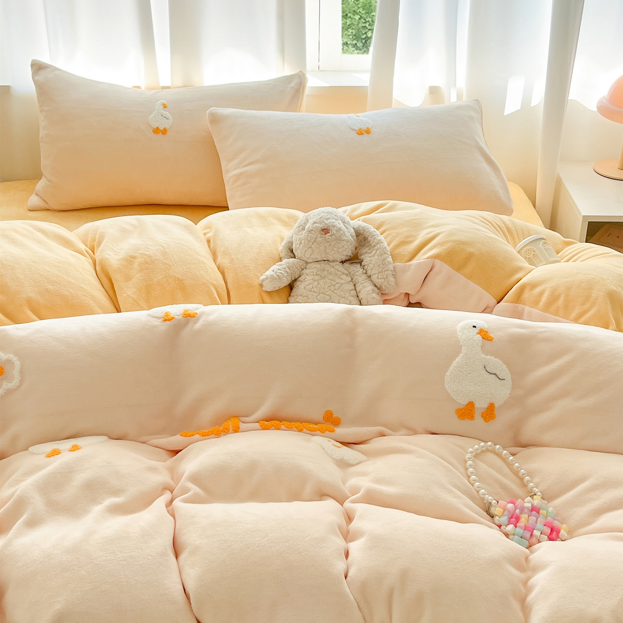 91家纺网 家纺一手货源 找家纺 丽涵家纺 2025秋冬新品210克牛奶绒毛巾绣四件套卡通绣花学生床笠三件套 柯尔鸭