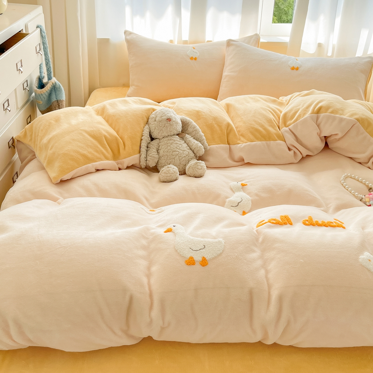 91家纺网 家纺一手货源 找家纺 丽涵家纺 2025秋冬新品210克牛奶绒毛巾绣四件套卡通绣花学生床笠三件套 柯尔鸭