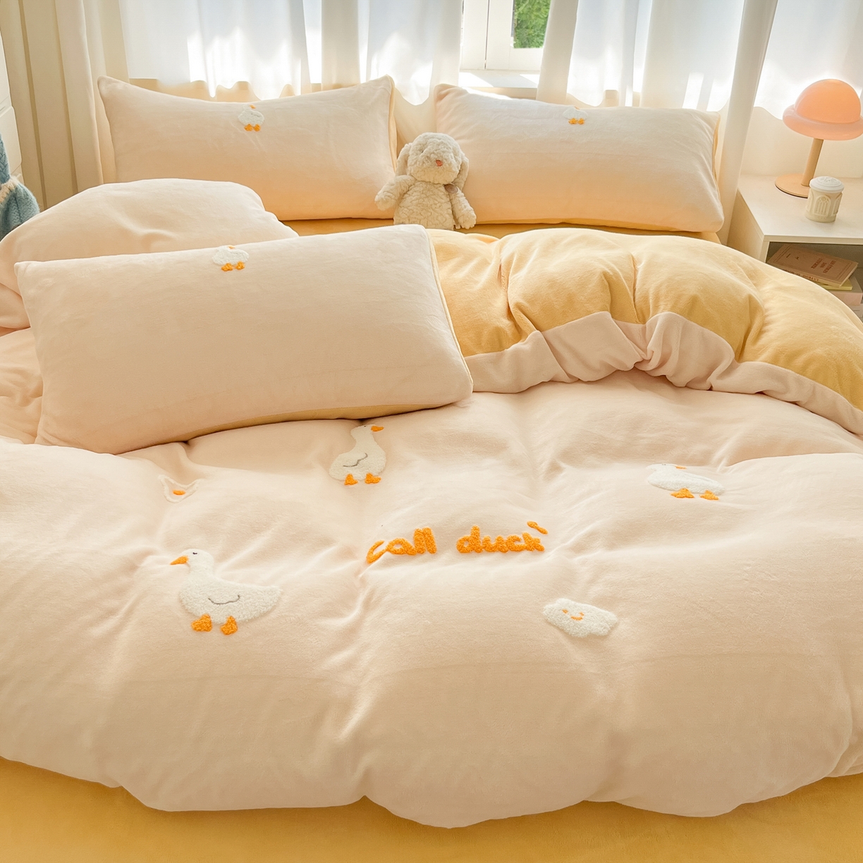 91家纺网 家纺一手货源 找家纺 丽涵家纺 2025秋冬新品210克牛奶绒毛巾绣四件套卡通绣花学生床笠三件套 柯尔鸭