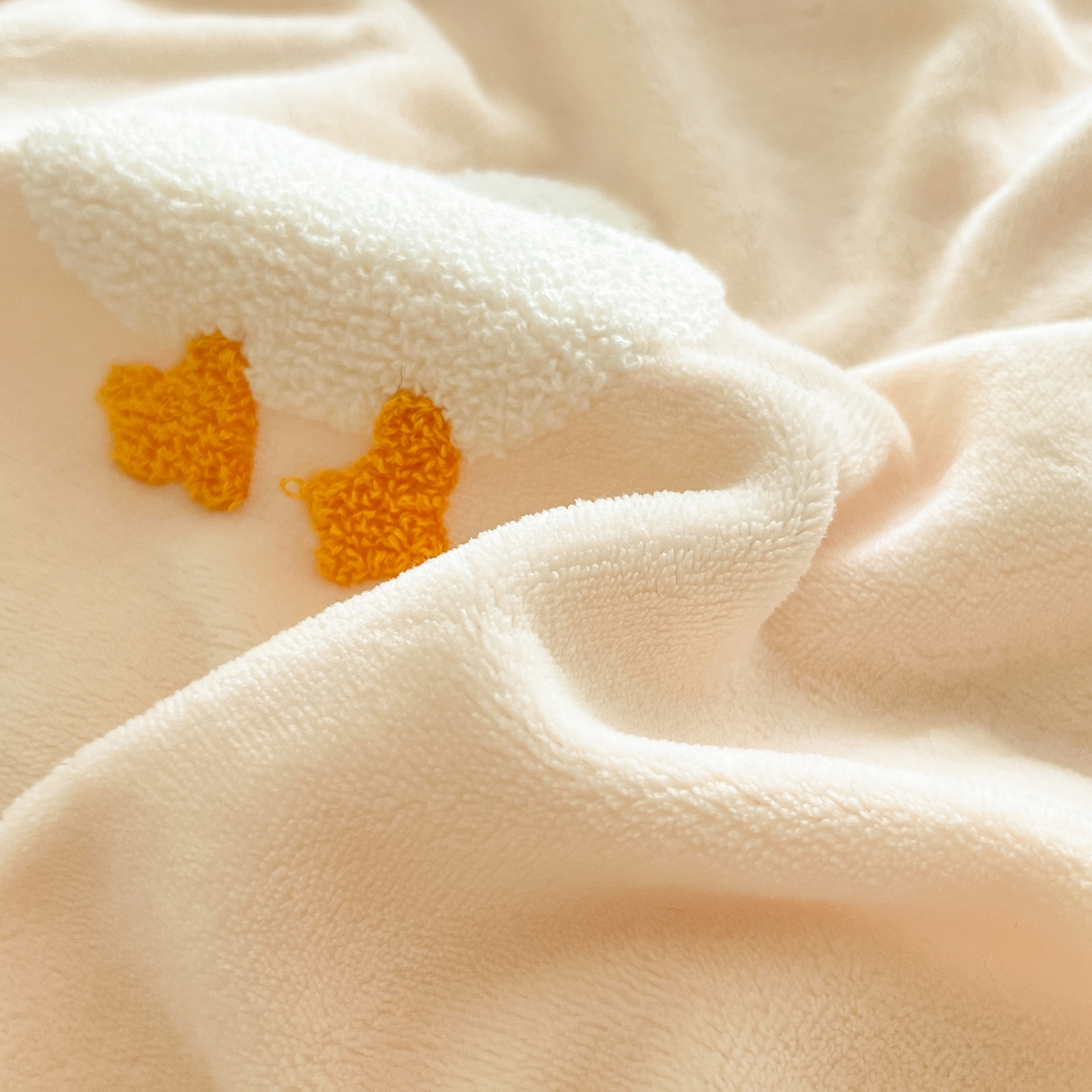 91家纺网 家纺一手货源 找家纺 丽涵家纺 2025秋冬新品210克牛奶绒毛巾绣四件套卡通绣花学生床笠三件套 柯尔鸭