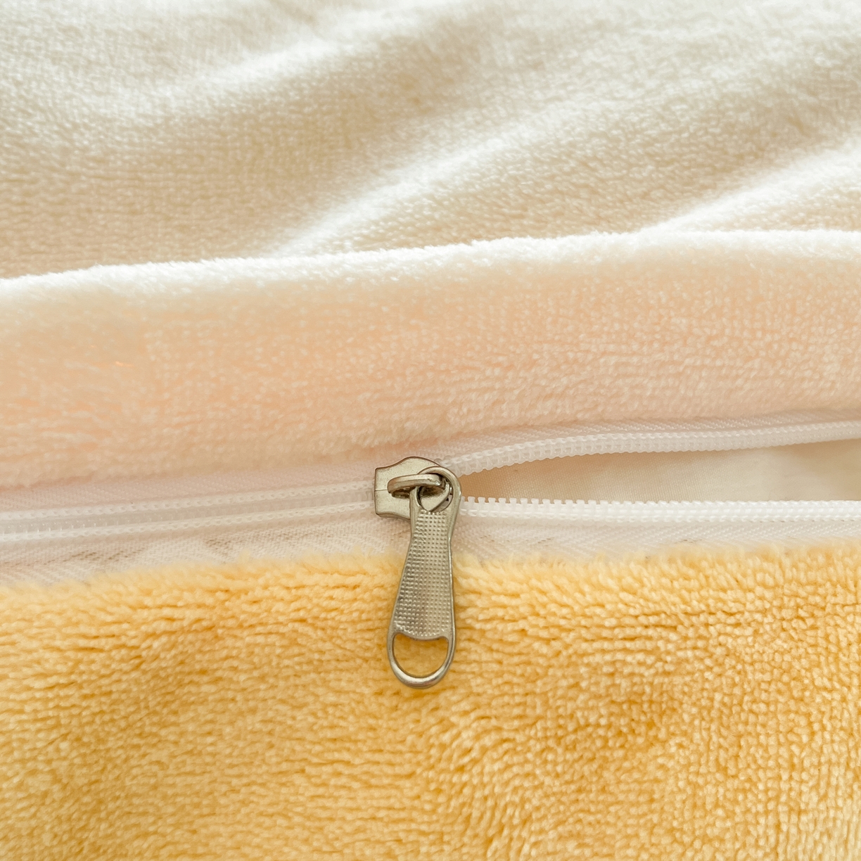 91家纺网 家纺一手货源 找家纺 丽涵家纺 2025秋冬新品210克牛奶绒毛巾绣四件套卡通绣花学生床笠三件套 柯尔鸭