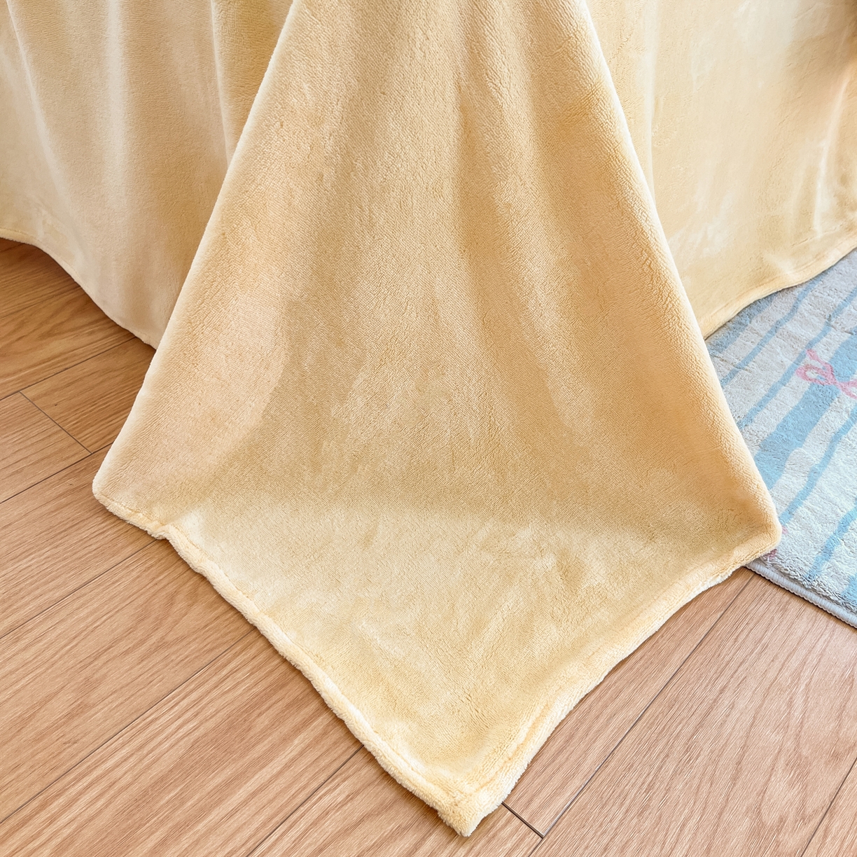 91家纺网 家纺一手货源 找家纺 丽涵家纺 2025秋冬新品210克牛奶绒毛巾绣四件套卡通绣花学生床笠三件套 柯尔鸭