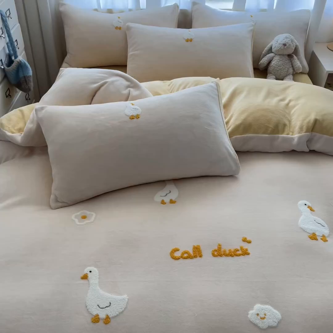 91家纺网 家纺一手货源 找家纺 丽涵家纺 2025秋冬新品210克牛奶绒毛巾绣四件套卡通绣花学生床笠三件套 柯尔鸭