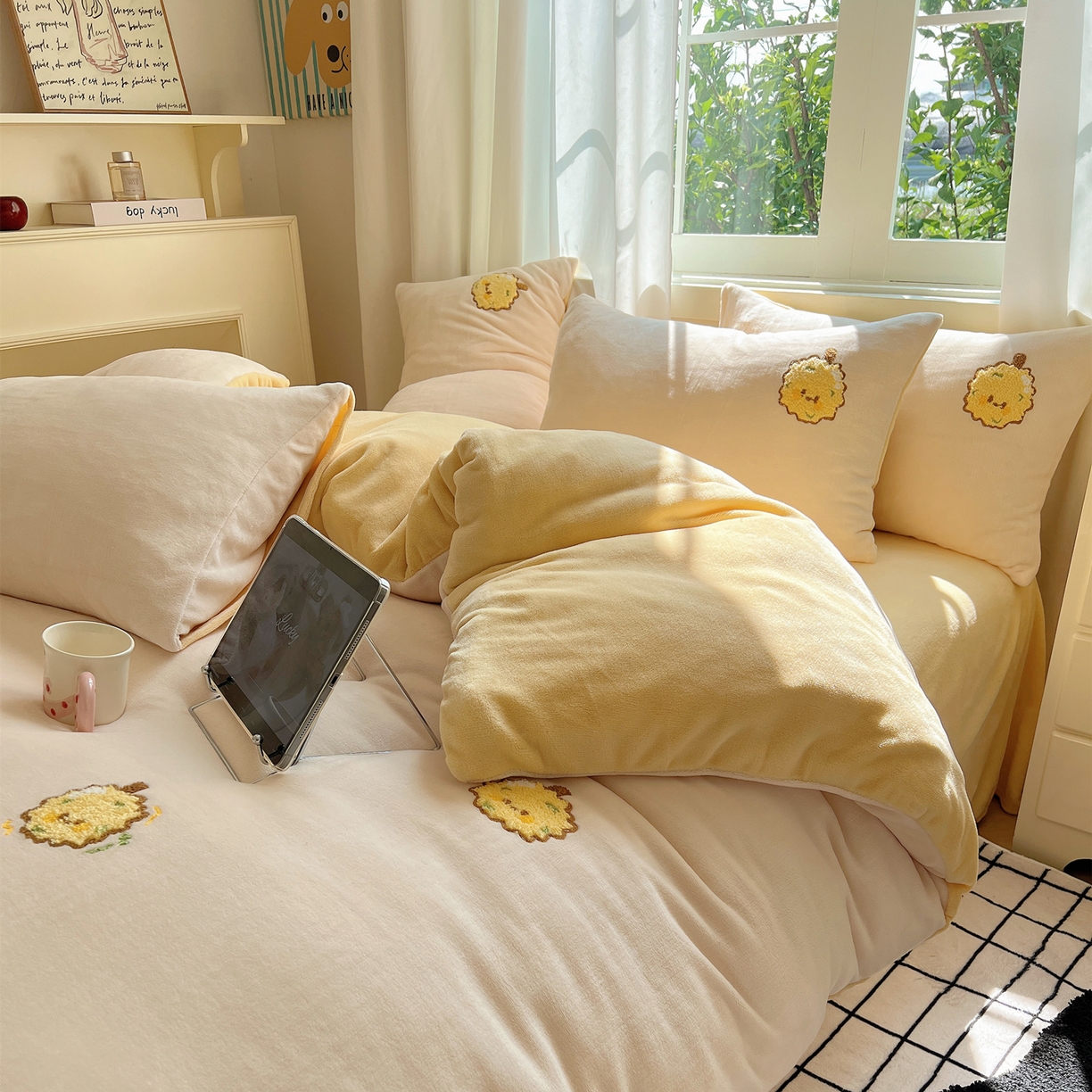 91家纺网 家纺一手货源 找家纺 丽涵家纺 2025秋冬新品210克牛奶绒毛巾绣四件套卡通绣花学生床笠三件套 榴莲忘返