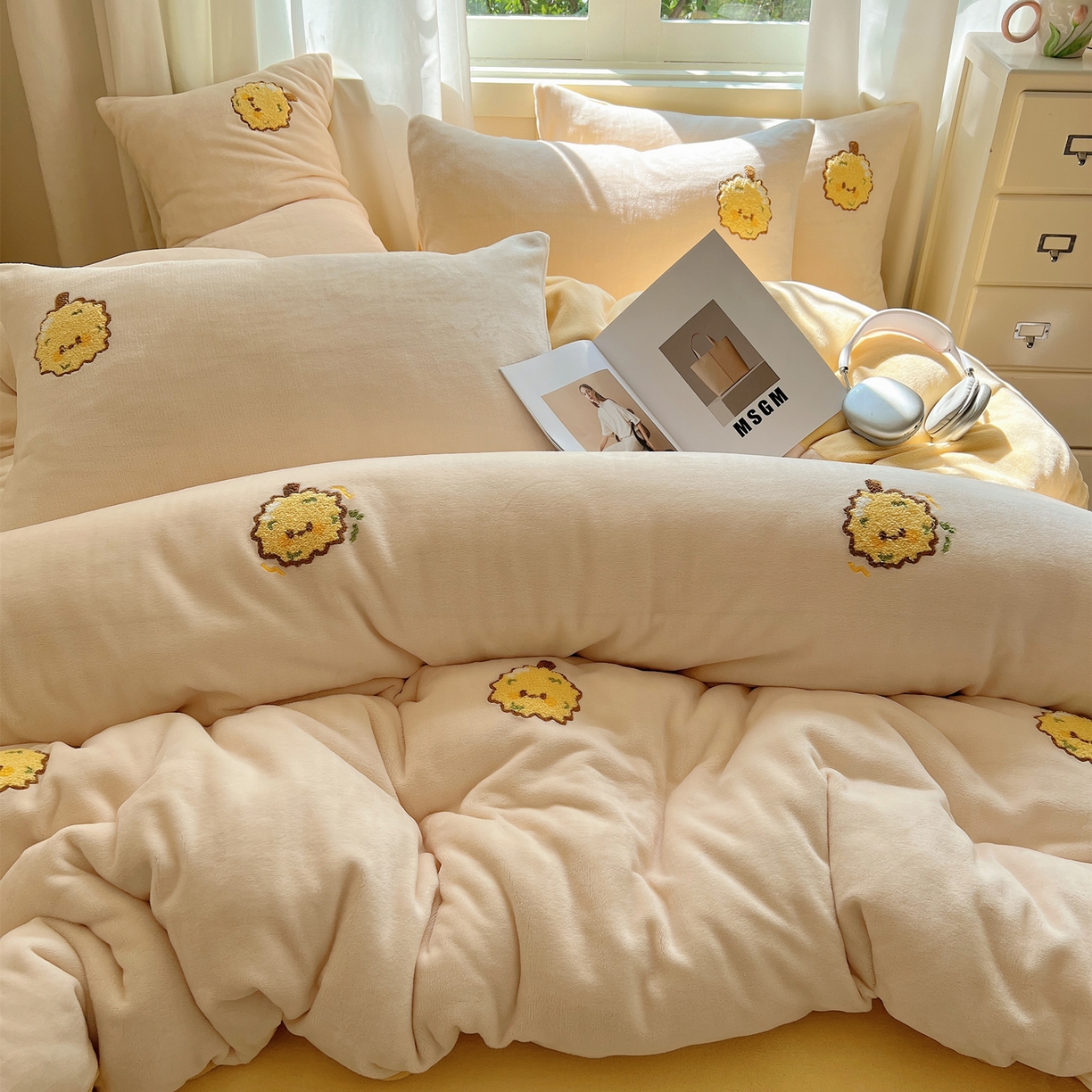 91家纺网 家纺一手货源 找家纺 丽涵家纺 2025秋冬新品210克牛奶绒毛巾绣四件套卡通绣花学生床笠三件套 榴莲忘返