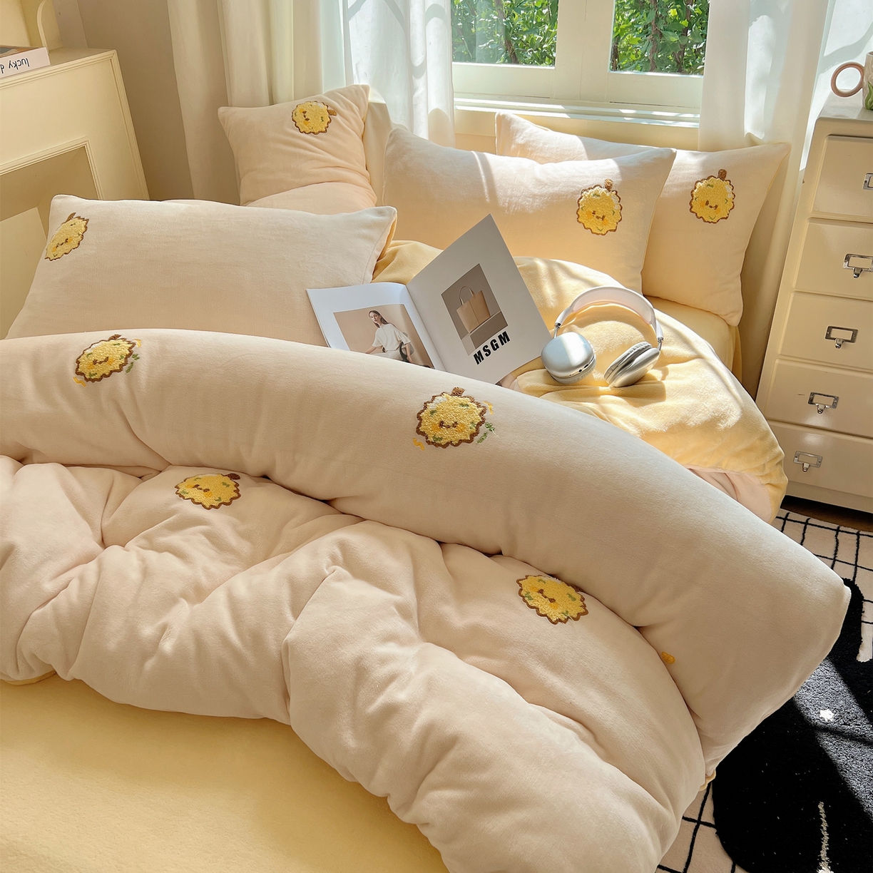 91家纺网 家纺一手货源 找家纺 丽涵家纺 2025秋冬新品210克牛奶绒毛巾绣四件套卡通绣花学生床笠三件套 榴莲忘返