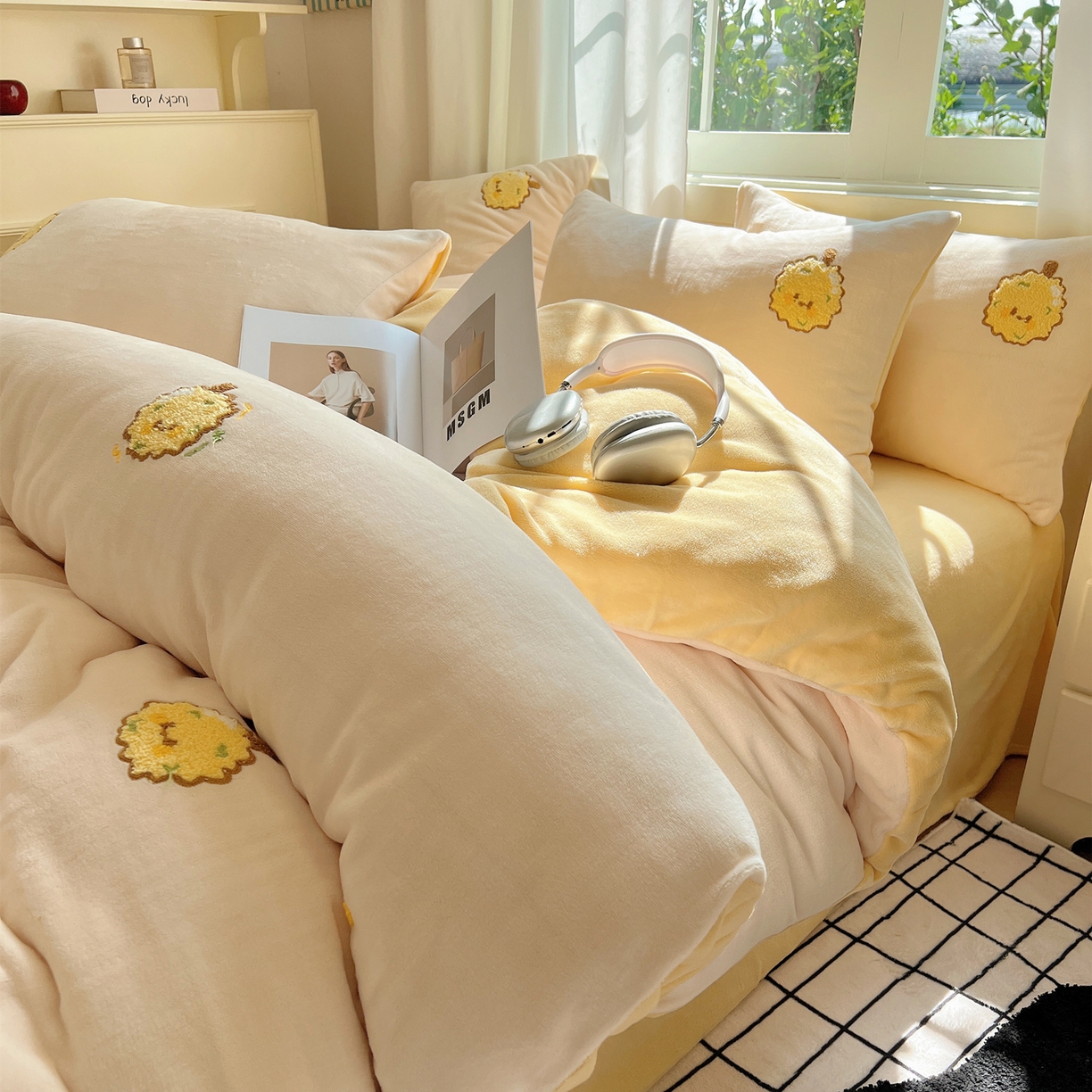 91家纺网 家纺一手货源 找家纺 丽涵家纺 2025秋冬新品210克牛奶绒毛巾绣四件套卡通绣花学生床笠三件套 榴莲忘返