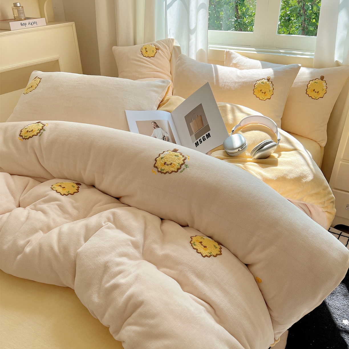 91家纺网 家纺一手货源 找家纺 丽涵家纺 2025秋冬新品210克牛奶绒毛巾绣四件套卡通绣花学生床笠三件套 榴莲忘返