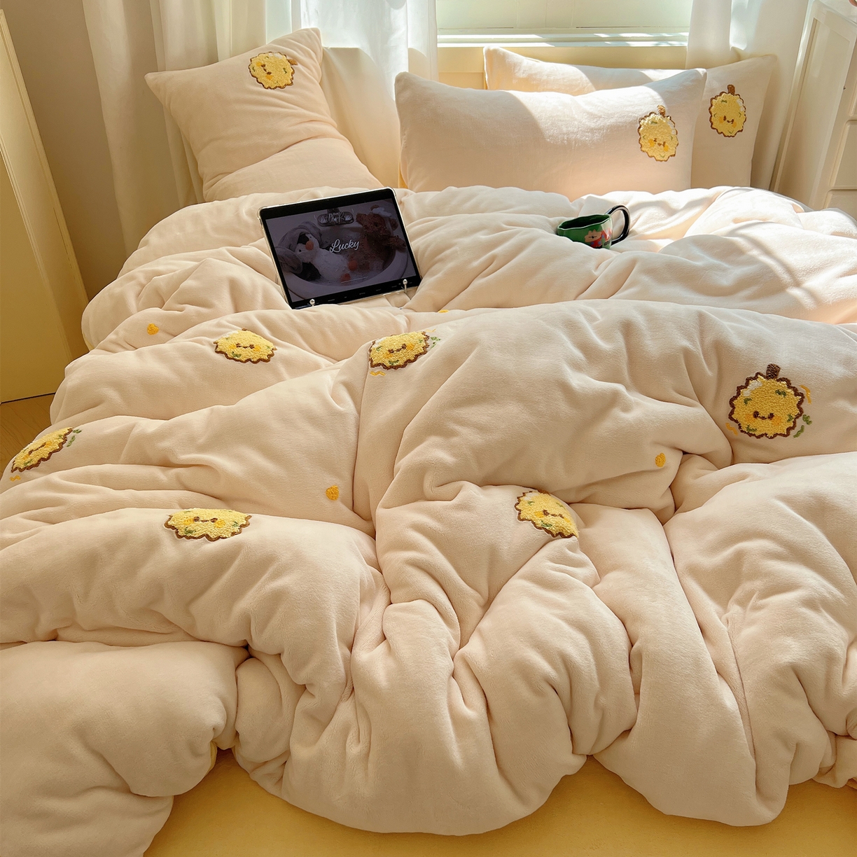 91家纺网 家纺一手货源 找家纺 丽涵家纺 2025秋冬新品210克牛奶绒毛巾绣四件套卡通绣花学生床笠三件套 榴莲忘返