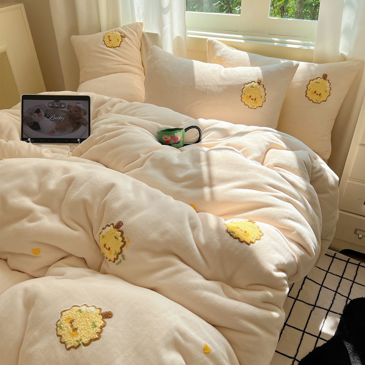 91家纺网 家纺一手货源 找家纺 丽涵家纺 2025秋冬新品210克牛奶绒毛巾绣四件套卡通绣花学生床笠三件套 榴莲忘返