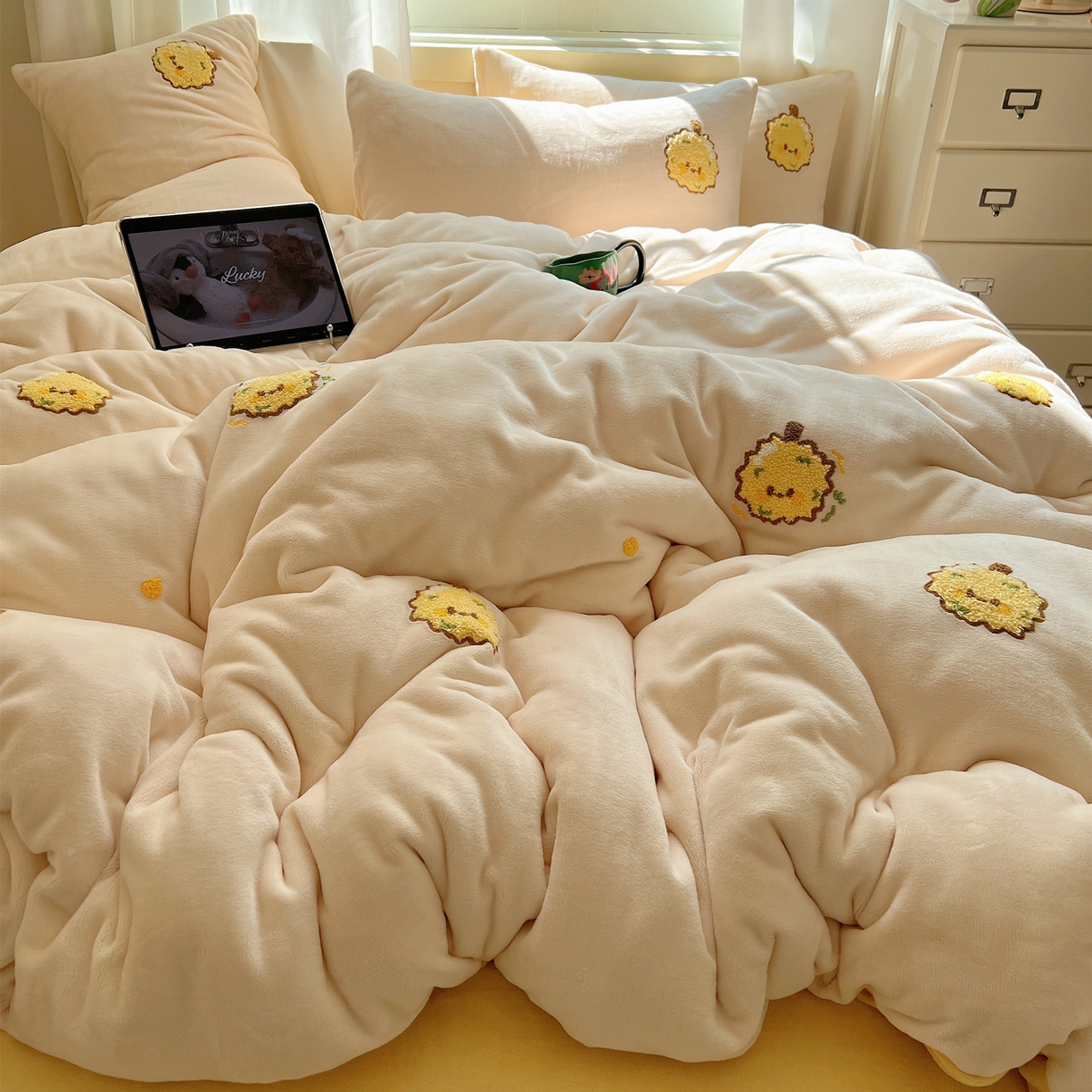 91家纺网 家纺一手货源 找家纺 丽涵家纺 2025秋冬新品210克牛奶绒毛巾绣四件套卡通绣花学生床笠三件套 榴莲忘返