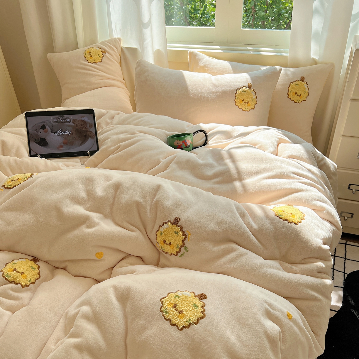 91家纺网 家纺一手货源 找家纺 丽涵家纺 2025秋冬新品210克牛奶绒毛巾绣四件套卡通绣花学生床笠三件套 榴莲忘返