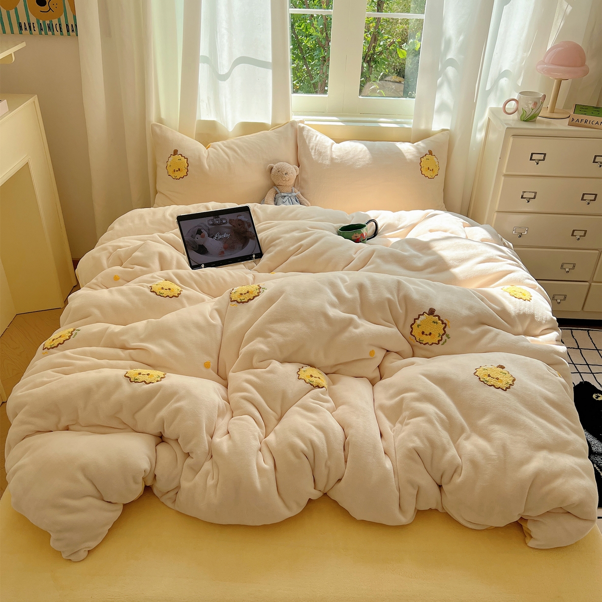 91家纺网 家纺一手货源 找家纺 丽涵家纺 2025秋冬新品210克牛奶绒毛巾绣四件套卡通绣花学生床笠三件套 榴莲忘返