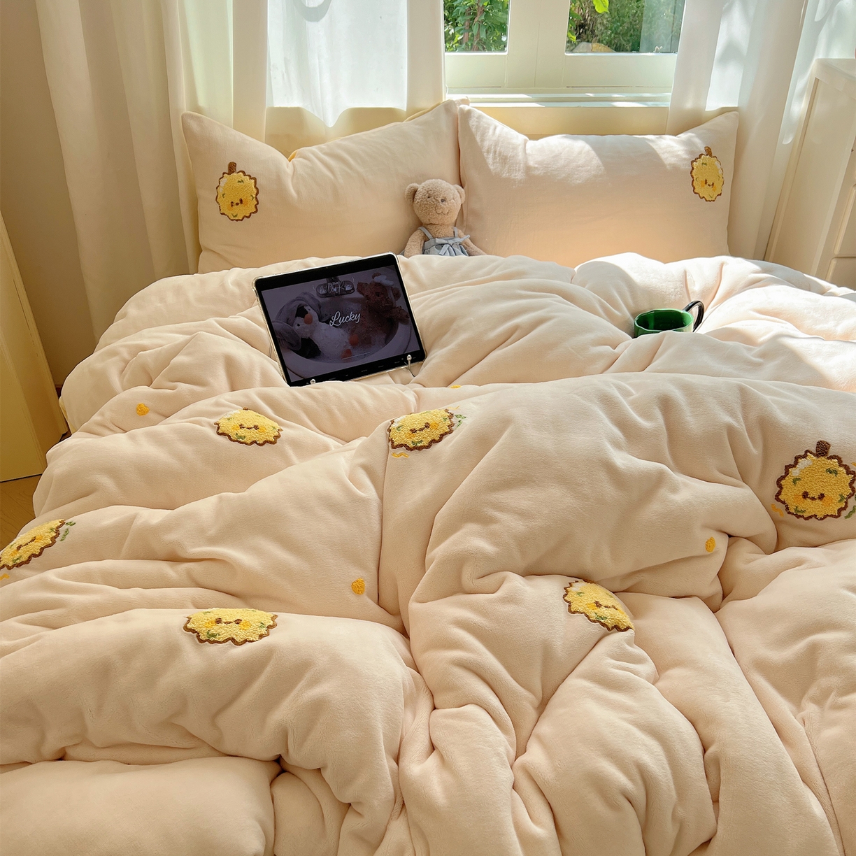 91家纺网 家纺一手货源 找家纺 丽涵家纺 2025秋冬新品210克牛奶绒毛巾绣四件套卡通绣花学生床笠三件套 榴莲忘返