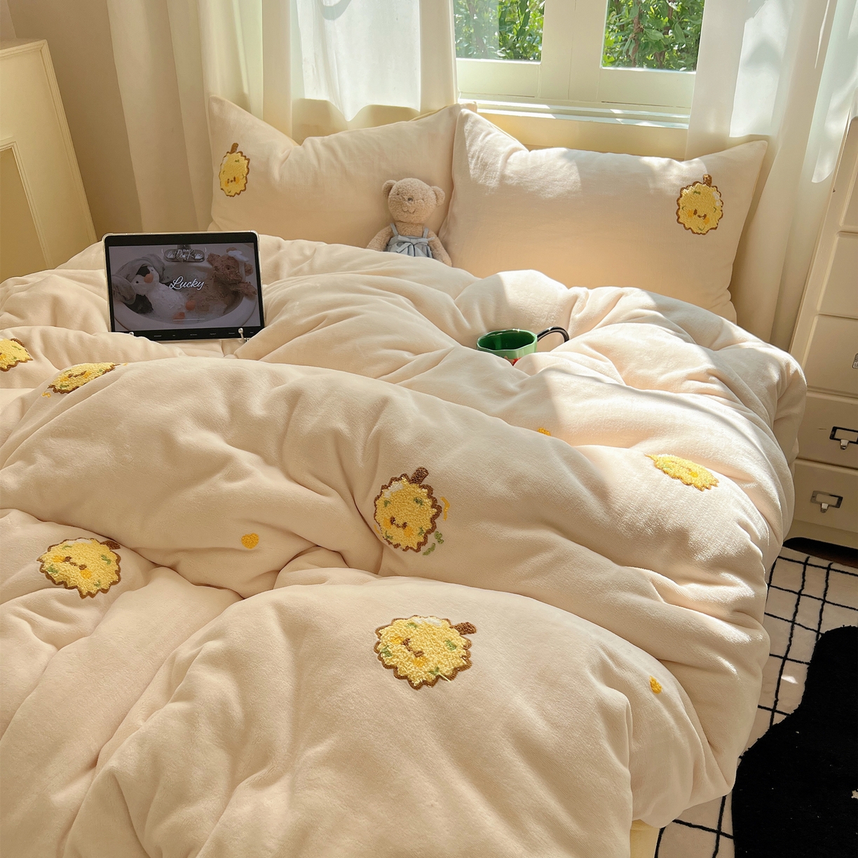 91家纺网 家纺一手货源 找家纺 丽涵家纺 2025秋冬新品210克牛奶绒毛巾绣四件套卡通绣花学生床笠三件套 榴莲忘返