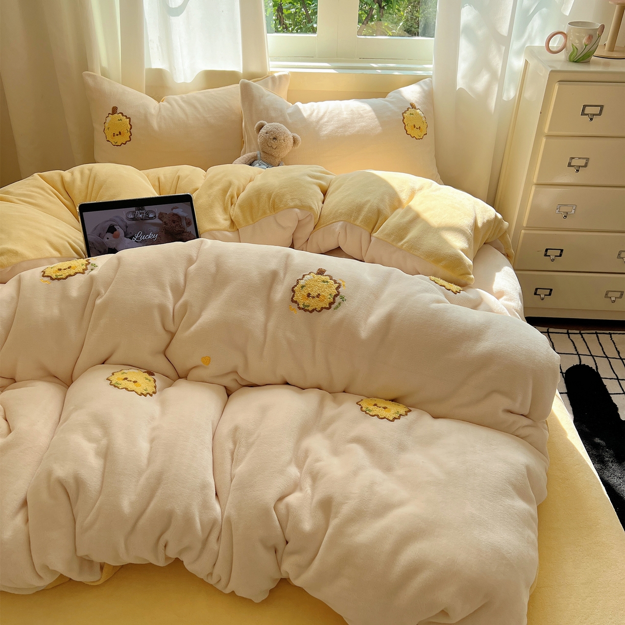 91家纺网 家纺一手货源 找家纺 丽涵家纺 2025秋冬新品210克牛奶绒毛巾绣四件套卡通绣花学生床笠三件套 榴莲忘返